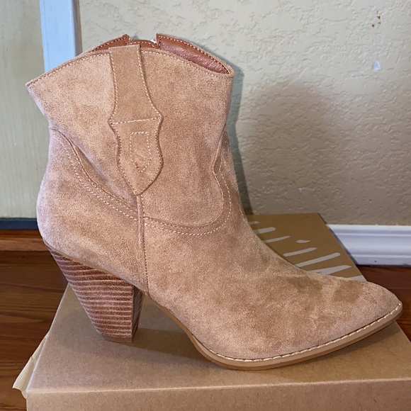 Women’s boots - Picture 2 of 2